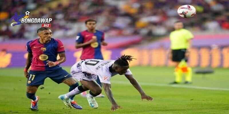 Raphinha trong một tình huống pressing quyết liệt ở La Liga – minh chứng cho cường độ thi đấu và tinh thần chiến đấu khiến anh trở thành “chìa khóa hồi sinh của Barca”.