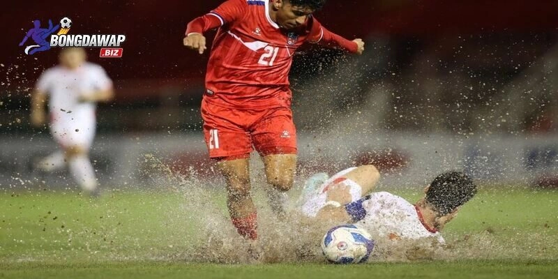  Mặt sân Thống Nhất mưa lớn giúp gì cho Nepal đấu với Việt Nam phải hoãn 30 phút.